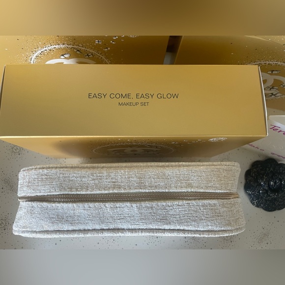 Authentic Chanel Holiday 2023 Easy Come Easy Glow Make up set New with box - Picture 2 of 4